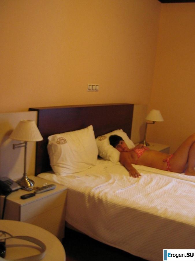 petite short-haired brunette on vacation. Slide 13