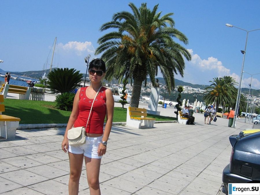 petite short-haired brunette on vacation. Slide 15