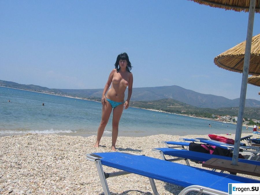 petite short-haired brunette on vacation. Slide 17