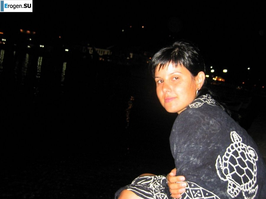 petite short-haired brunette on vacation. Slide 18