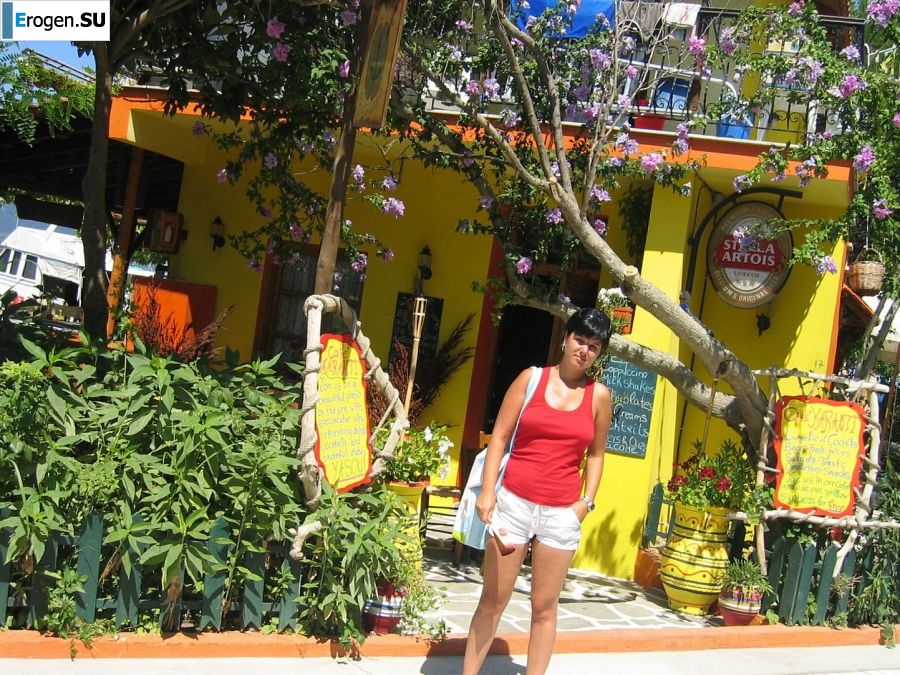 petite short-haired brunette on vacation. Slide 20