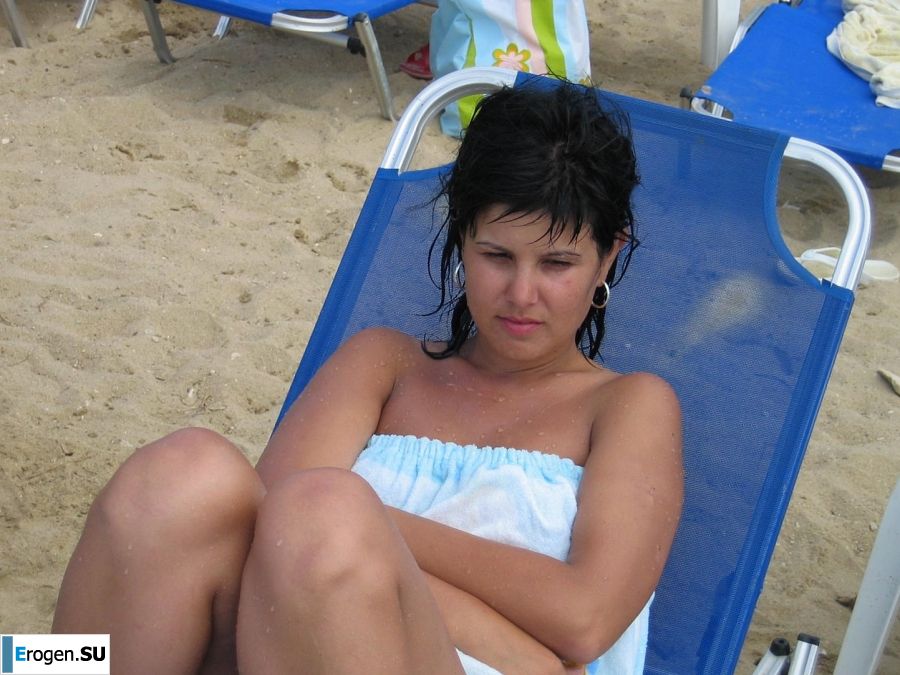 petite short-haired brunette on vacation. Slide 21