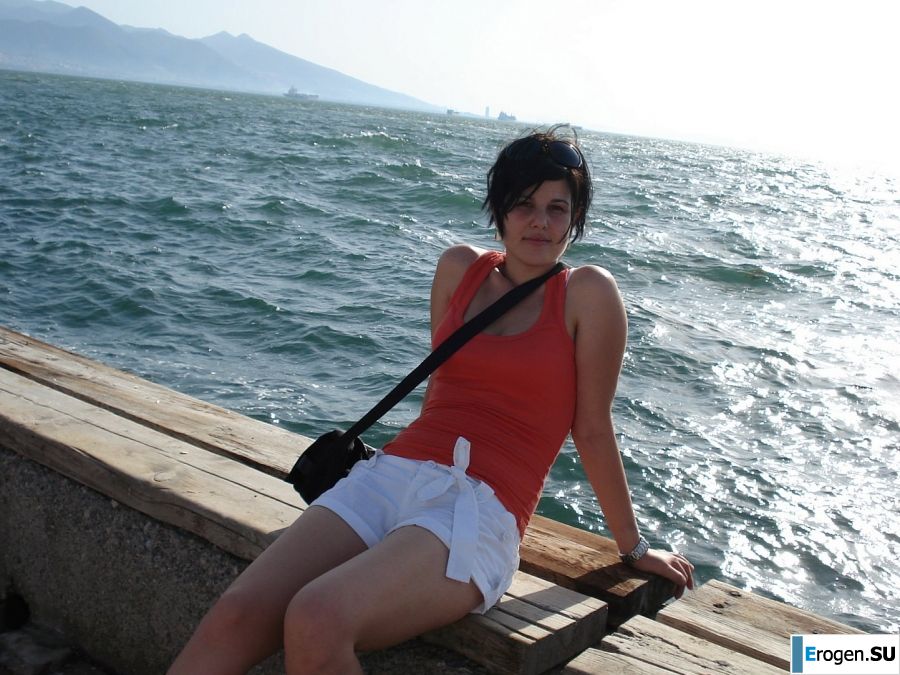 petite short-haired brunette on vacation. Slide 24