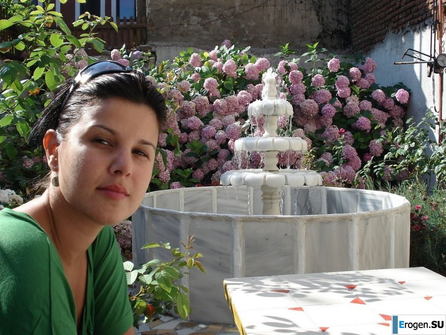 petite short-haired brunette on vacation. Slide 39