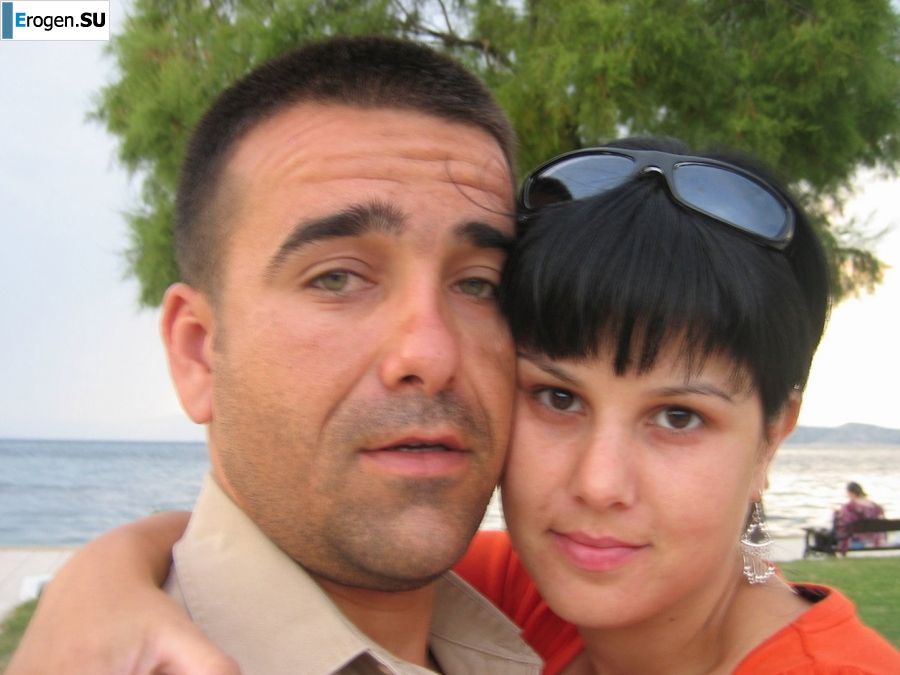 petite short-haired brunette on vacation. Slide 8