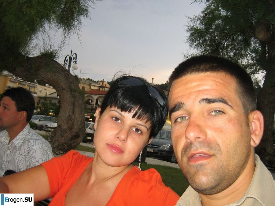 petite short-haired brunette on vacation. Slide 9
