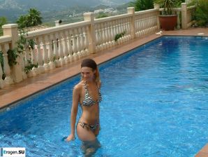 girlfriends in a Greek hotel. Thumbnail 1