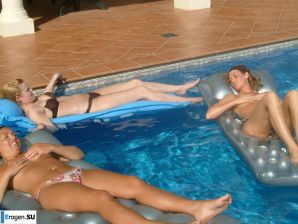 girlfriends in a Greek hotel. Thumbnail 13
