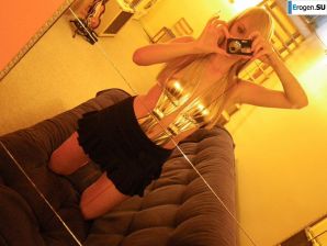 pathos blonde and her camera. Thumbnail 37