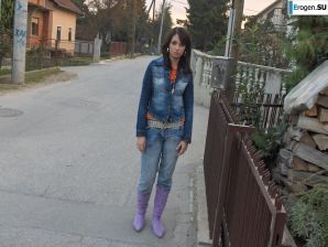 moody striptease without a single smile. Thumbnail 10