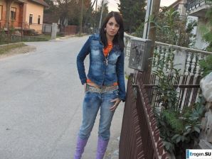 moody striptease without a single smile. Thumbnail 11