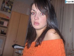 moody striptease without a single smile. Thumbnail 12
