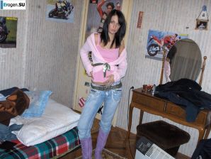moody striptease without a single smile. Thumbnail 16