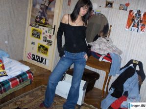 moody striptease without a single smile. Thumbnail 38
