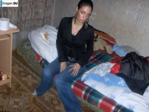 moody striptease without a single smile. Thumbnail 40