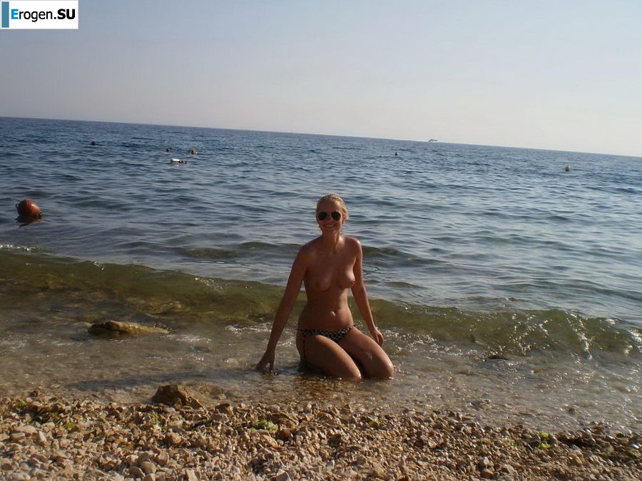 топлесс на морском берегу. Слайд 16