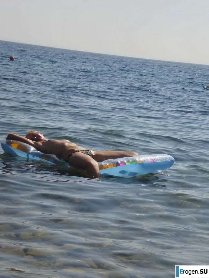 топлесс на морском берегу. Слайд 21