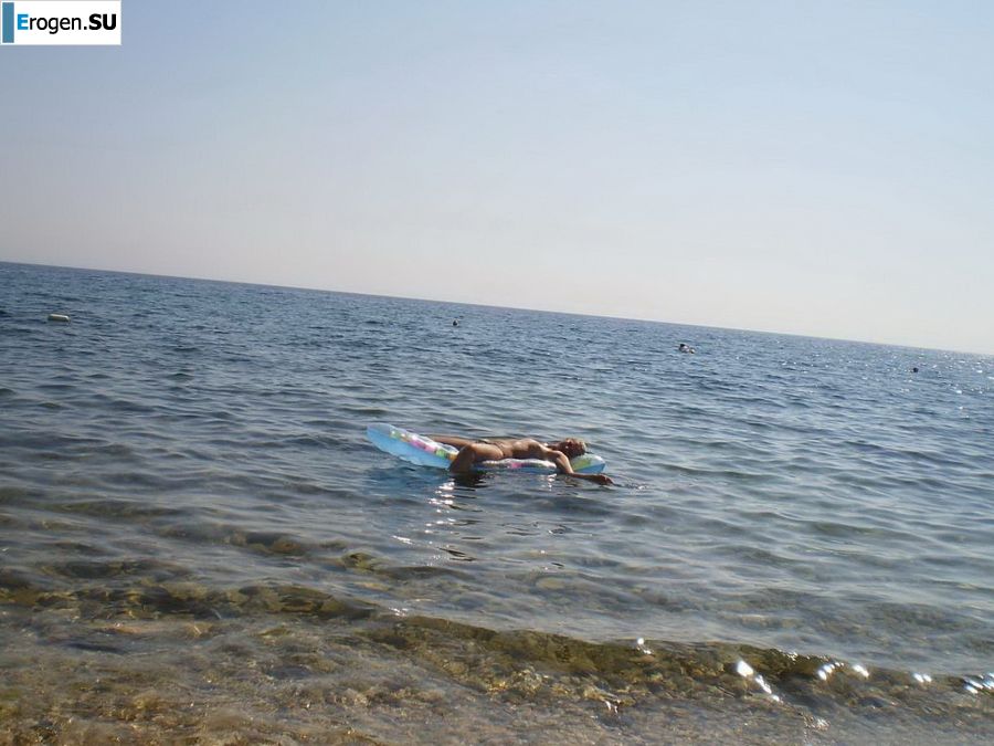 топлесс на морском берегу. Слайд 5