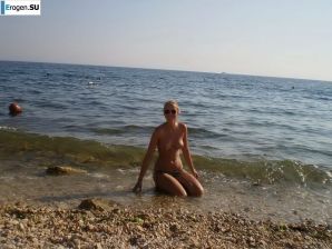 topless on the seashore. Thumbnail 16