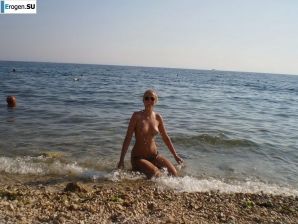 topless on the seashore. Thumbnail 17