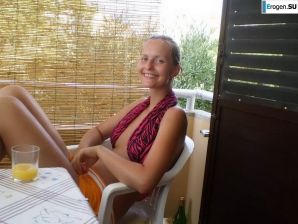 topless on the seashore. Thumbnail 20