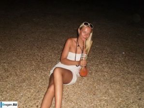topless on the seashore. Thumbnail 25
