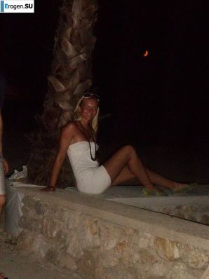 topless on the seashore. Thumbnail 28