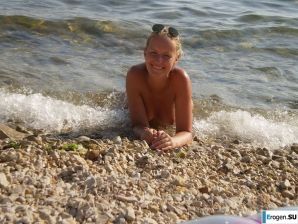 topless on the seashore. Thumbnail 30