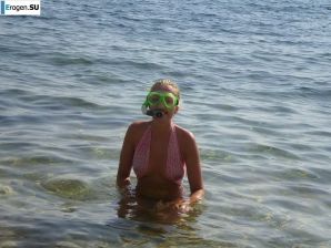 topless on the seashore. Thumbnail 7