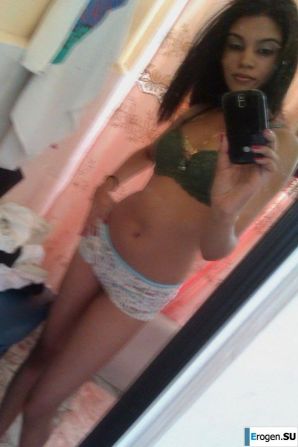 slim dark-skinned girl undresses. Thumbnail 14