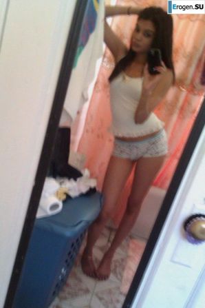 slim dark-skinned girl undresses. Thumbnail 26