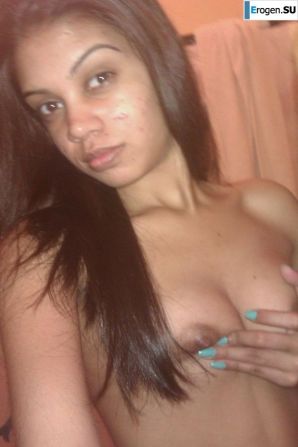 slim dark-skinned girl undresses. Thumbnail 32