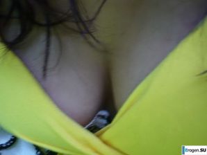 chic Italian woman posing and undressing. Thumbnail 1