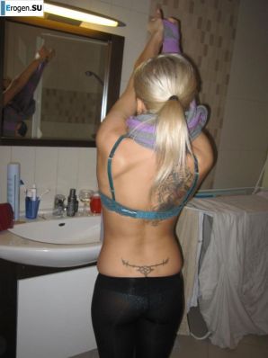 tattooed blonde walks naked. Thumbnail 22