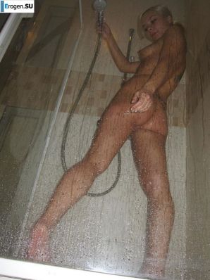 tattooed blonde walks naked. Thumbnail 27