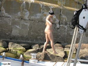 tattooed blonde walks naked. Thumbnail 37