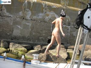 tattooed blonde walks naked. Thumbnail 38