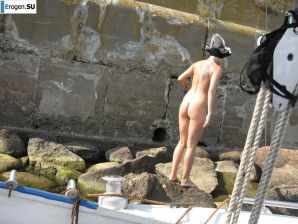 tattooed blonde walks naked. Thumbnail 39