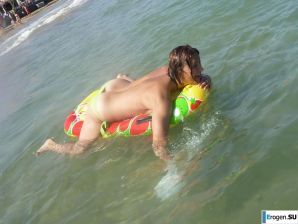 fun on a nudist beach. Thumbnail 27