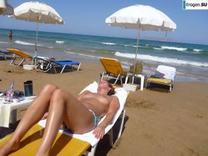 fun on a nudist beach. Thumbnail 31