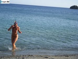 fun on a nudist beach. Thumbnail 8