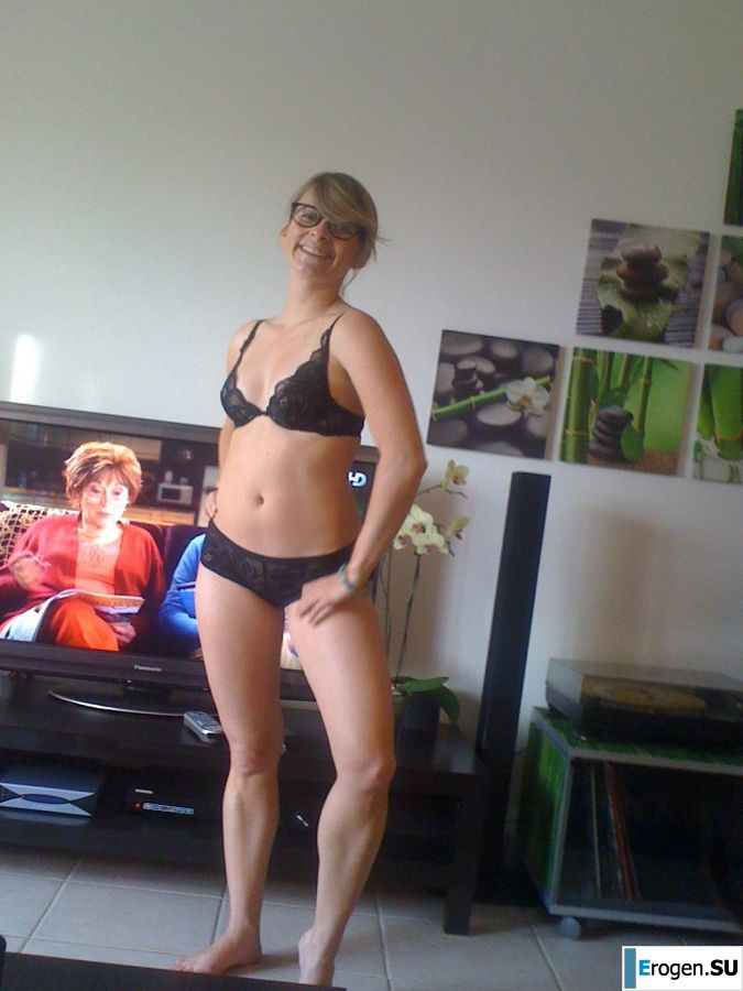 mischievous minx on the beach. Slide 20
