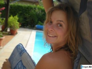 mischievous minx on the beach. Thumbnail 14