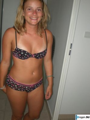 mischievous minx on the beach. Thumbnail 17