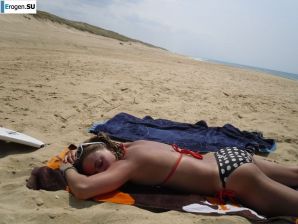 mischievous minx on the beach. Thumbnail 24
