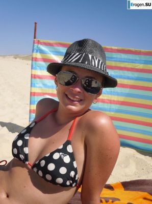 mischievous minx on the beach. Thumbnail 25