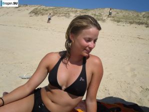 mischievous minx on the beach. Thumbnail 28