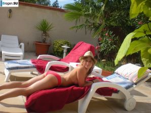 mischievous minx on the beach. Thumbnail 3