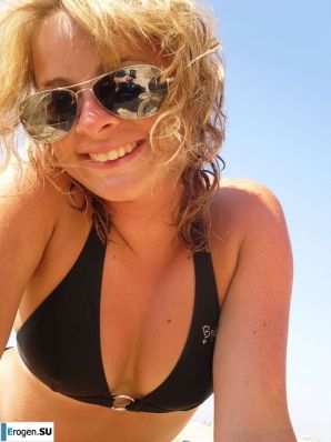 mischievous minx on the beach. Thumbnail 46