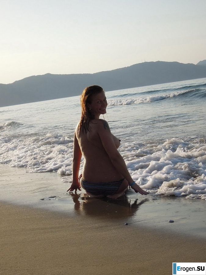 naked pregnant Lucy on the beach with the future father. Slide 11
